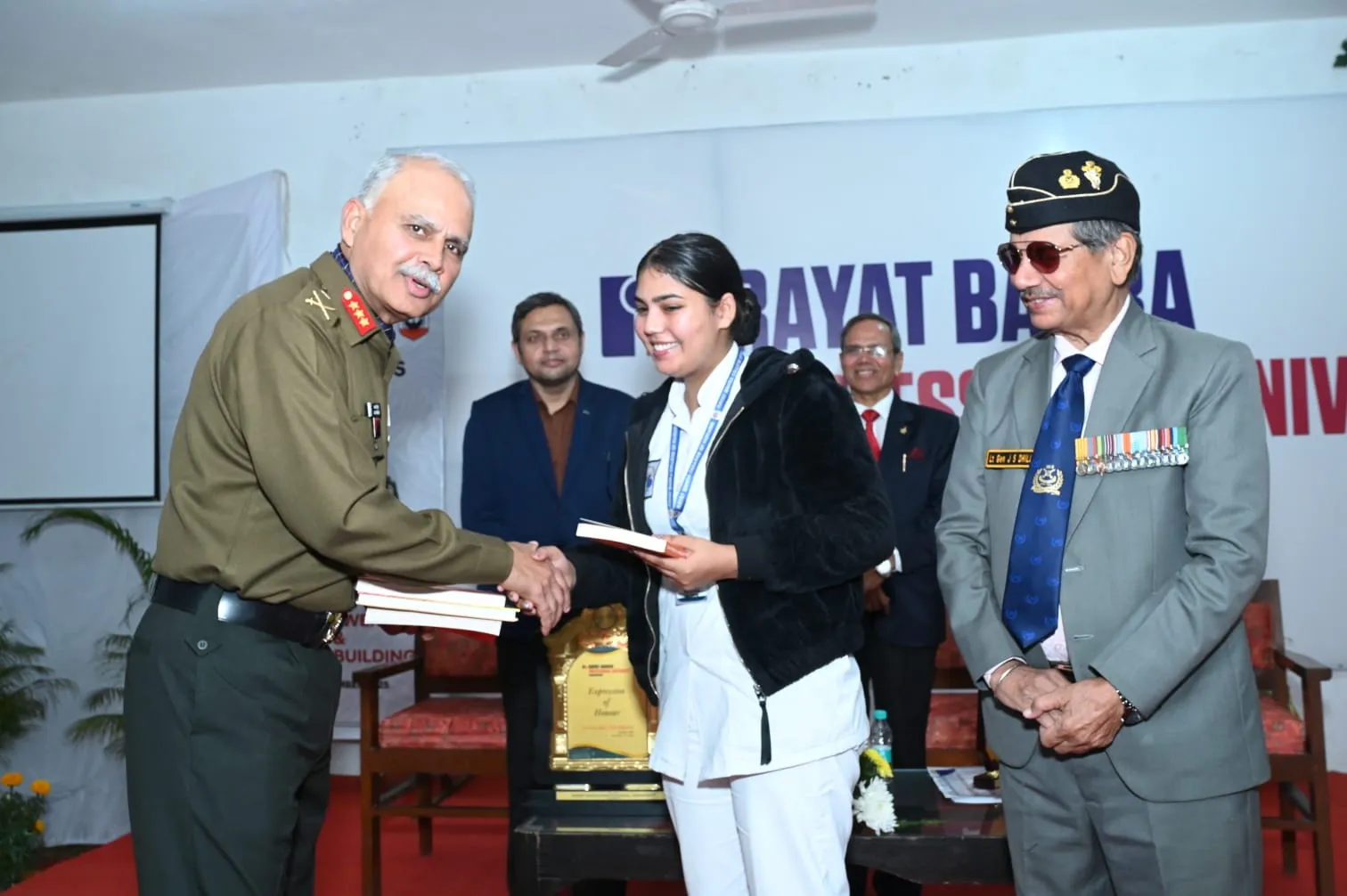 रयात-बाहरा प्रोफेशनल यूनिवर्सिटी में लेफ्टिनेंट जनरल अजय चांदपुरिया ने छात्रों को किया प्रेरित