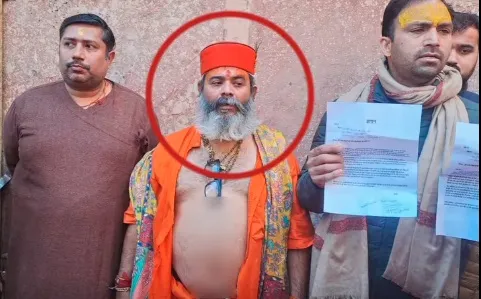 शर्मनाक : बांके बिहारी मंदिर में सेवायतों से बदसलूकी, मुख्य गोस्वामी के कपड़े फाड़े गए, प्रशासनिक कार्रवाई से भक्तों में आक्रोश