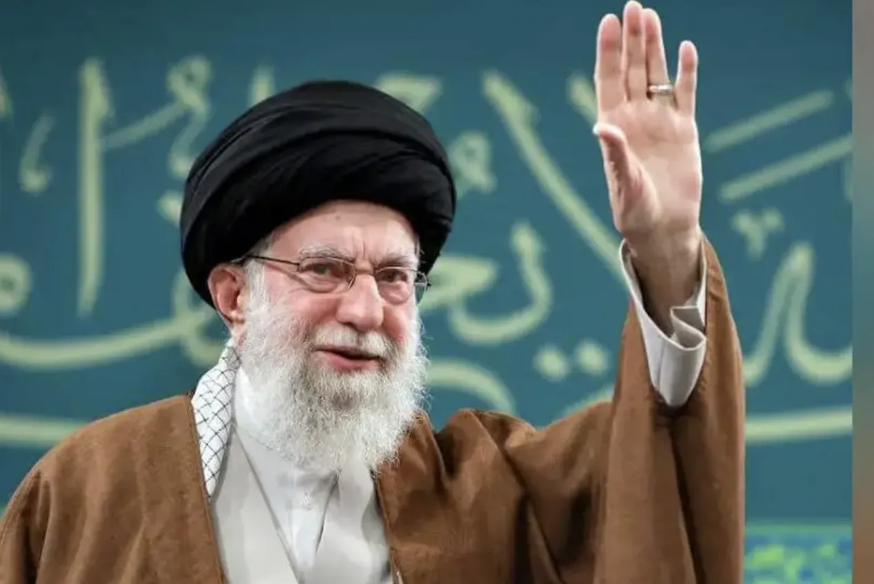 जानिए! क्यों ईरान के सुप्रीम लीडर खामेनेई अपना दाहिना हाथ छिपाकर रखते थे