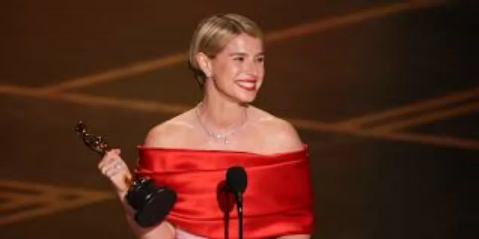 ऑस्कर जीतने वाली पहली आयरिश एक्ट्रेस बनीं जेसी बकले, मां को समर्पित किया अवॉर्ड