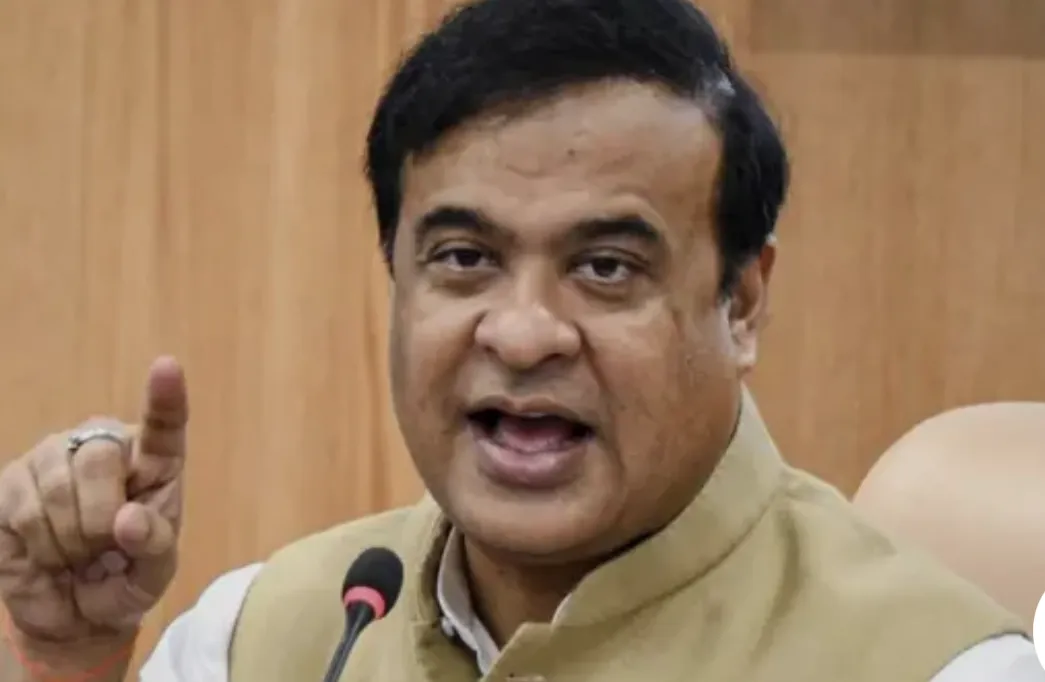 असम चुनाव से पहले सियासी तूफान: हिमंत बिस्वा सरमा ने राहुल गांधी को कहा – “वो रजिस्टर्ड पागल हैं, क्रैकपॉट हैं”