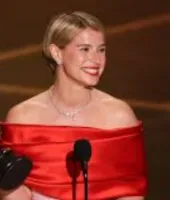 ऑस्कर जीतने वाली पहली आयरिश एक्ट्रेस बनीं जेसी बकले, मां को समर्पित किया अवॉर्ड