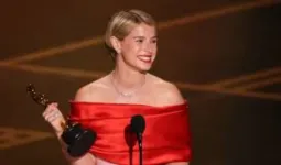 ऑस्कर जीतने वाली पहली आयरिश एक्ट्रेस बनीं जेसी बकले, मां को समर्पित किया अवॉर्ड