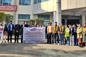 रयात बाहरा प्रोफेशनल यूनिवर्सिटी के छात्रों ने लोगों को ट्रैफिक नियमों के प्रति किया जागरूक