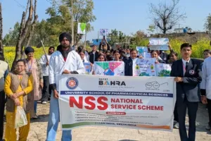 रयात बाहरा प्रोफेशनल यूनिवर्सिटी के छात्रों द्वारा ग्रामीणों को प्लास्टिक के दुष्प्रभावों के बारे में किया जागरूक