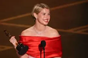 ऑस्कर जीतने वाली पहली आयरिश एक्ट्रेस बनीं जेसी बकले, मां को समर्पित किया अवॉर्ड