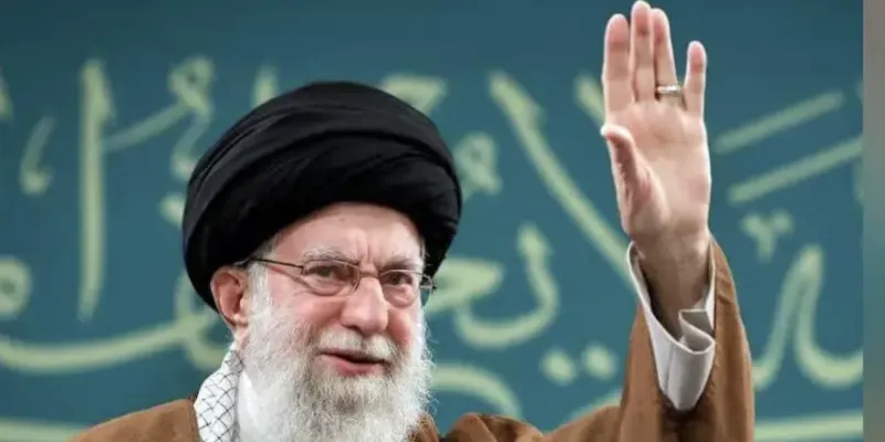 जानिए! क्यों ईरान के सुप्रीम लीडर खामेनेई अपना दाहिना हाथ छिपाकर रखते थे